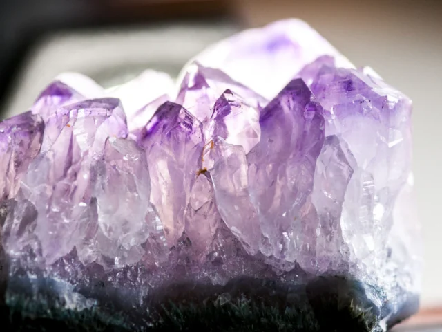Geoda de amatista con cristales violetas para ilustrar las piedras energéticas