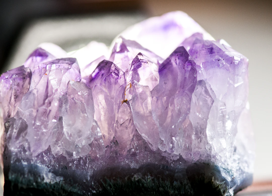 Geoda de amatista con cristales violetas para ilustrar las piedras energéticas