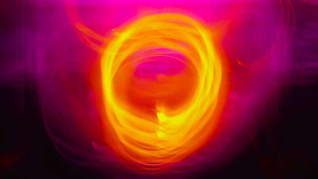 Composición abstracta de luces y movimiento que representa visualmente el concepto de aura