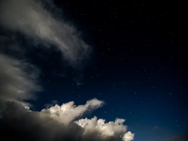 Nubes nocturnas bajo un cielo oscuro que evocan el mundo de los sueños lúcidos