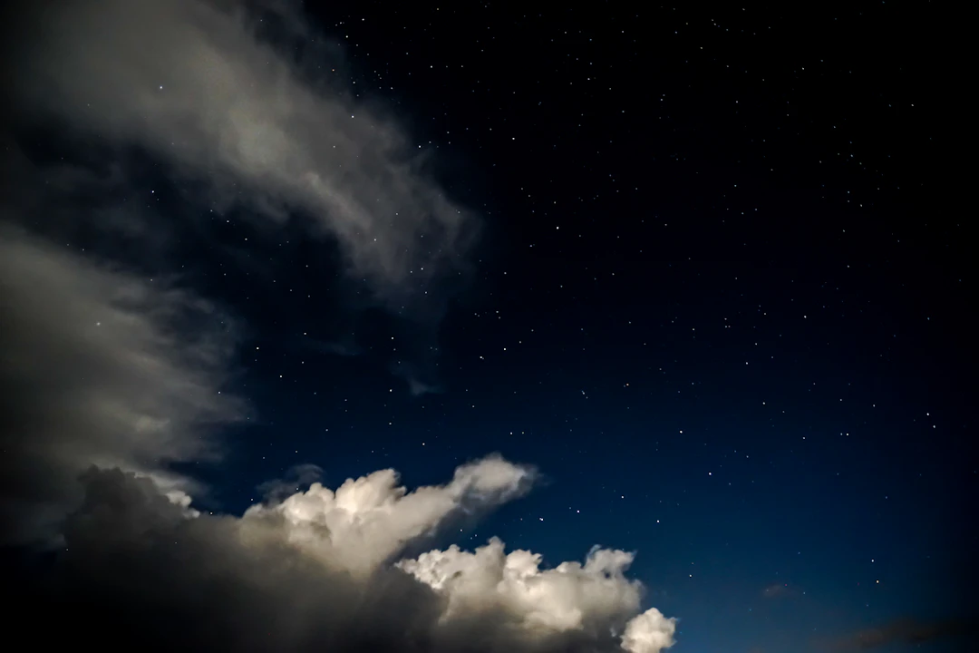 Nubes nocturnas bajo un cielo oscuro que evocan el mundo de los sueños lúcidos